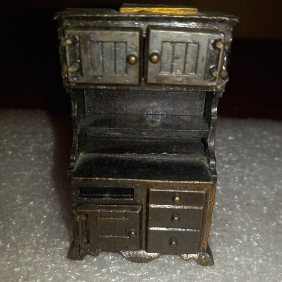 Miniature Knotts Berry Farm Kitchen Cupboard Vintage Pencil Sharpener Die Cast - Picture 2 of 8